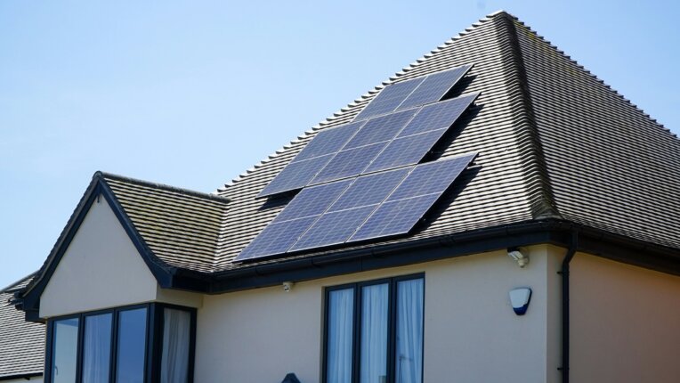 Fotovoltaika na streche domu.